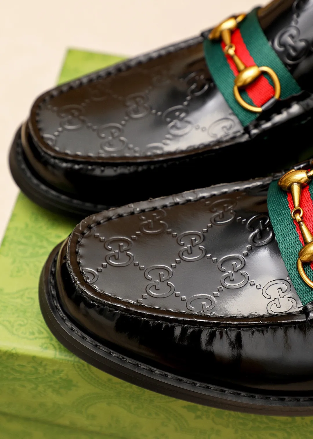 Men's shoes 💰460 💐 Product trademark: GUCCI "Gucci" casual leather shoes Regular size: 38-44 (45🉑️customized) Product materials: Selected imported first-layer open-edge beaded cowhide leather upper + luxury hardware buckle, imported water-dyed cowhide leather lining. Strong three-dimensional visual effect, original combination outsole Color: 5⃣️colors available